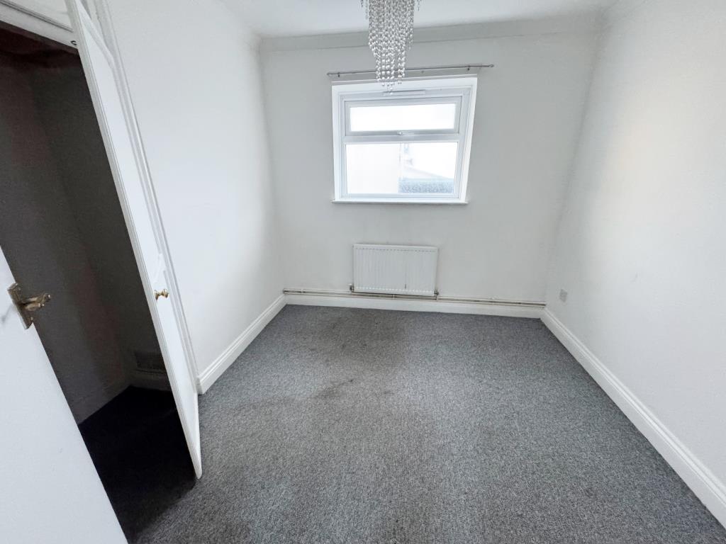 Lot: 81 - FREEHOLD BLOCK OF FOUR TWO-BEDROOM FLATS - Bedroom 2 - Flat 5a